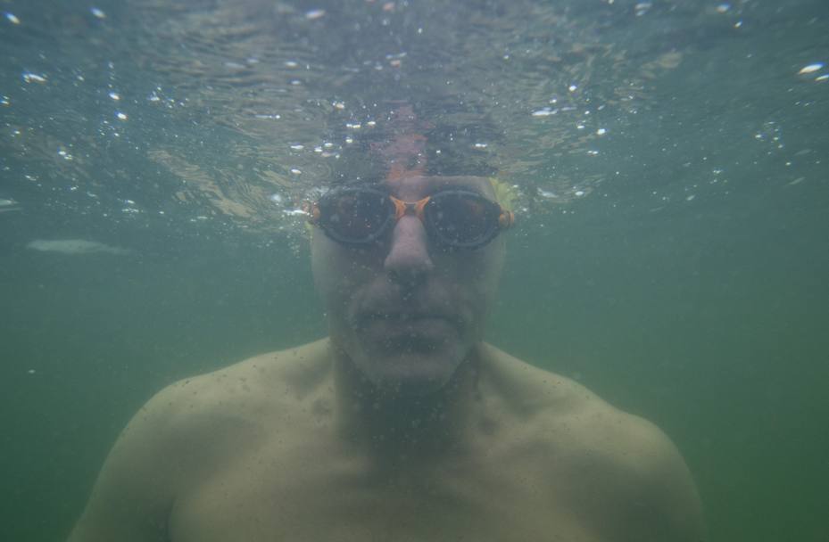 Paul Parrish si immerge per iniziare la prova di nuoto di Triathlon a Bray in Inghilterra (Afp)
